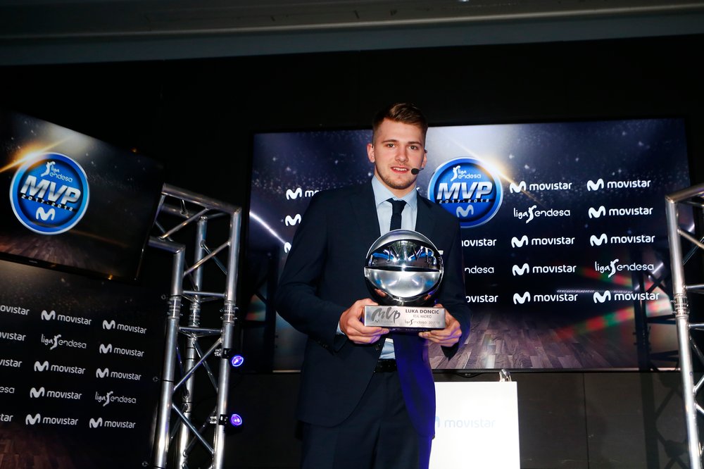LUKA DONCIC RECEIVES THE TROPHY AS MOVISTAR MVP OF THE 2017-2018 BASKETBALL LEAGUE.