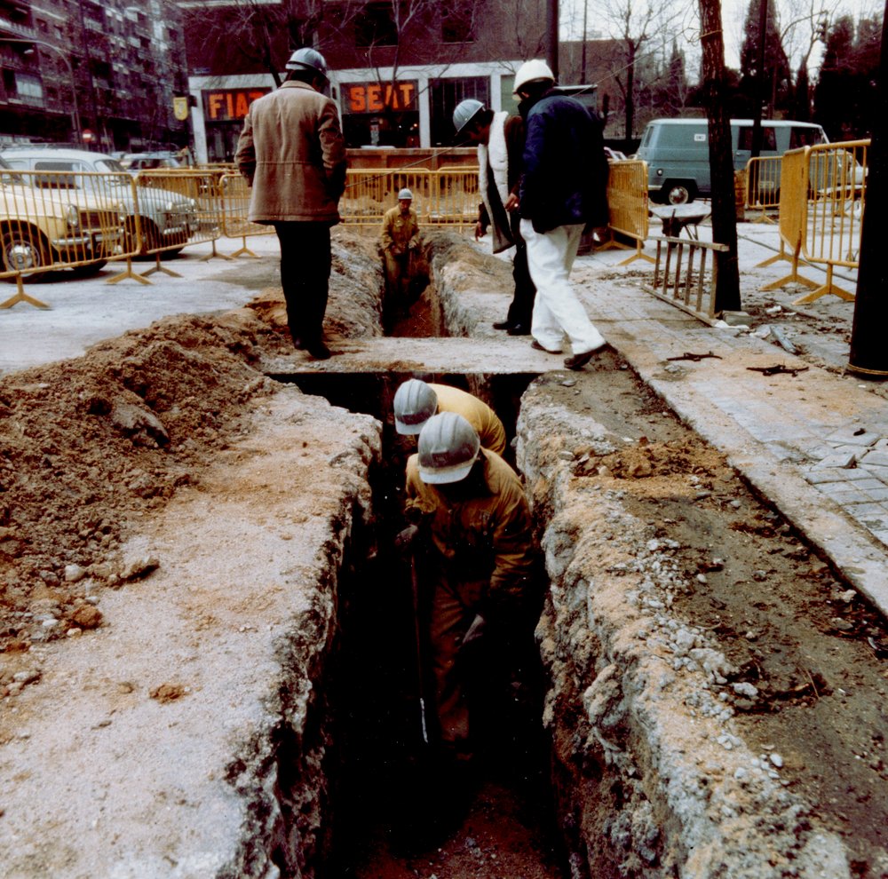 REPORTAJE FOTOGRÁFICO : TRABAJOS DE INSTALACIÓN Y CANALIZACIÓN DE LÍNEA DE CABLE TELEFÓNICO EN ZONA URBANA