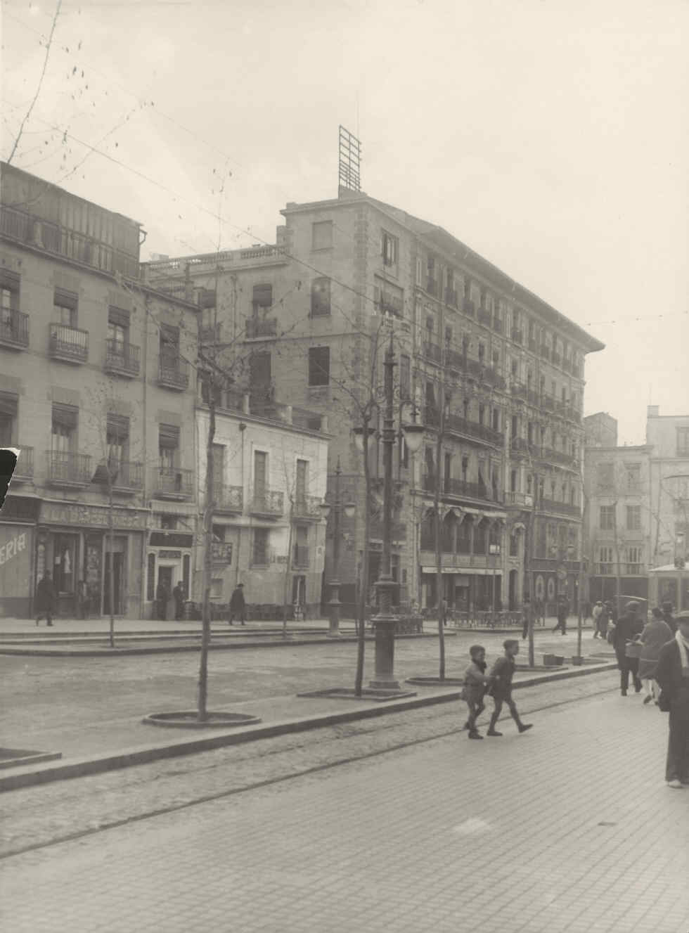 Detail of the overhead network in Calle de Méndez Núñez.