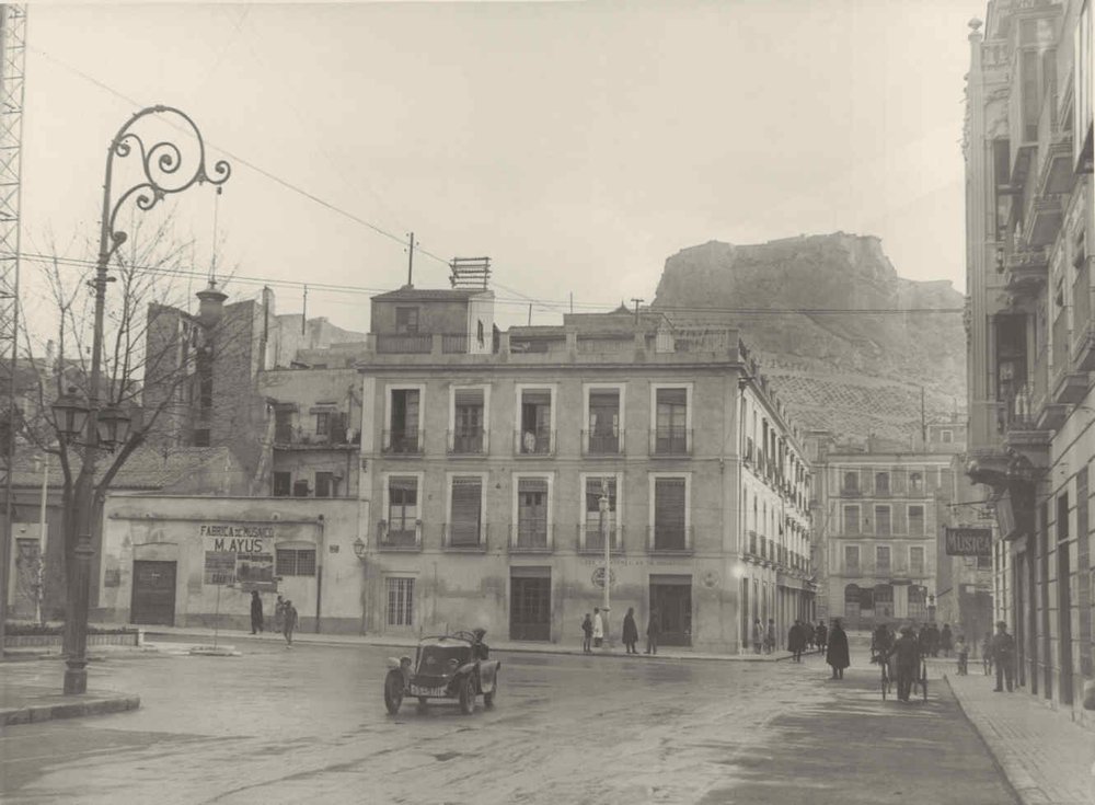 Detalle de la red aérea en la calle de Zorrilla.