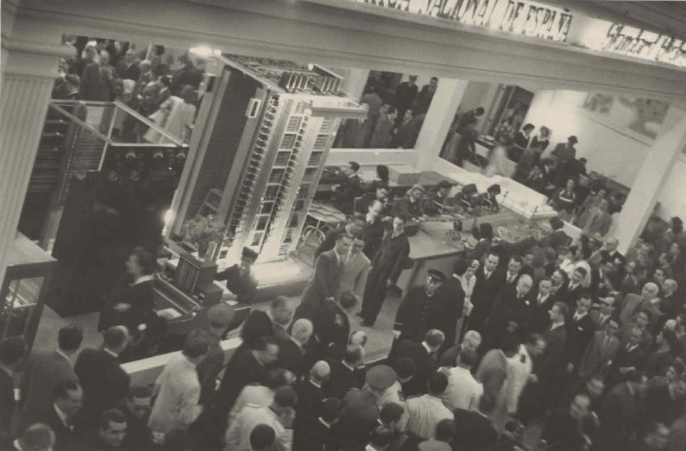 Sala de telefonía. Momentos después de haber sido inaugurada la XII Feria Oficial e Internacional de Muestras en Barcelona. 