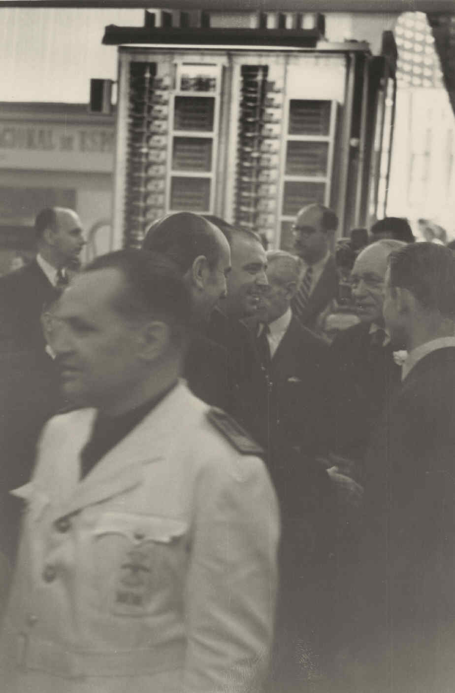 Los Ministros de Industria y Comercio y Justicia Excmos. Sres. Carceller y D. Eduardo Quirós, visitando la Sala de Telefonía en la XII Feria de Muestras en Barcelona.