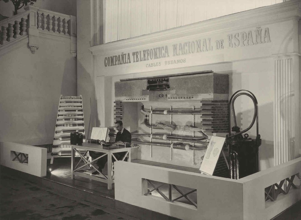 The Telefónica Company's stand dedicated to urban cables with the inside of a manhole and a splicer at work in the foreground.