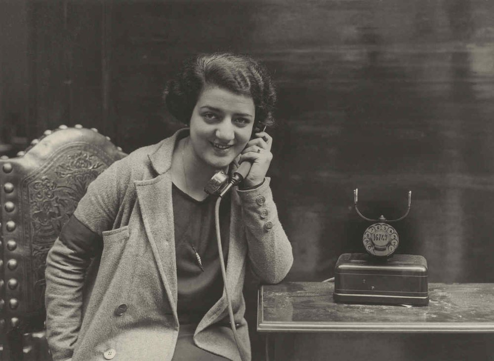 Exposición Palacio del Retiro. Señorita con el teléfono automático.