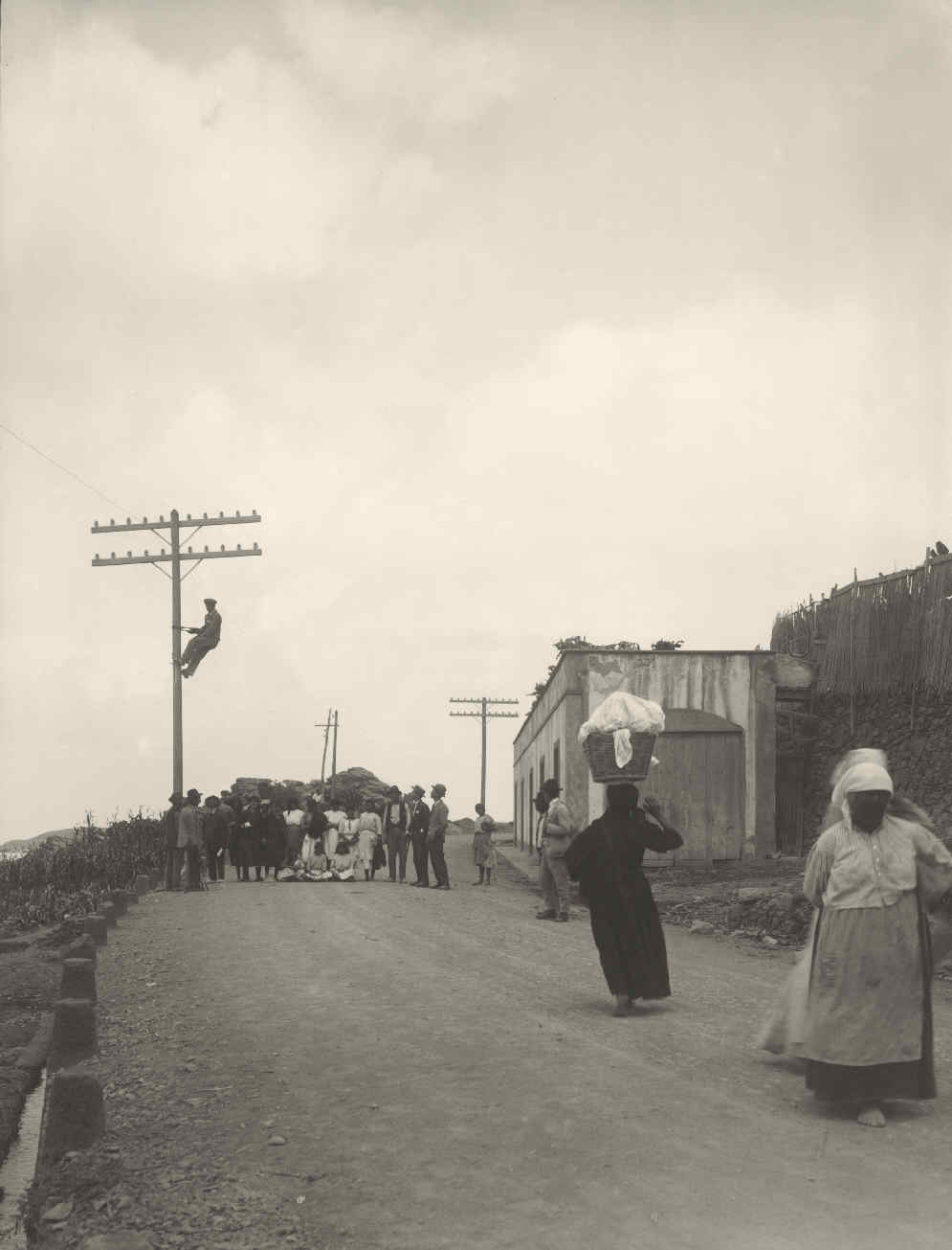 Intercity line from Agaete to Las Palmas. Island of Gran Canaria. The new line at its entrance to the village of Bañaderos (between the two posts of the new line, one of the old line and the other of Telegraphs can be distinguished).