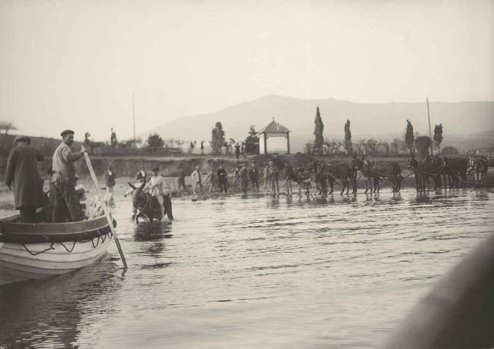 Arrival at the square of Algeciras of the boat that carries the line for pulling the cable. Saladilllo Beach