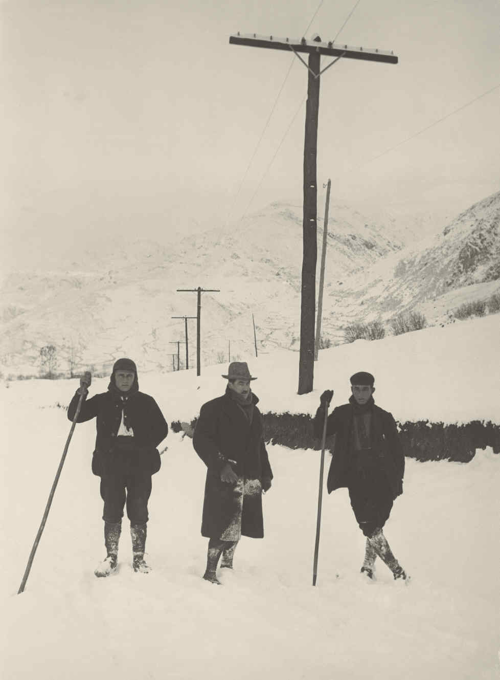 Valle de Arán. Después de Salardú y Tredos la línea con un solo circuito viene de Puerto de Bonaigua con las crucetas cubiertas de nieve. El Sr. Rivera con los peones araneses Estrada y Anglada.