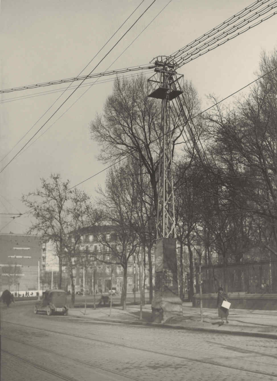 Madrid. Primitive poles and wiring. Calle Alfonso XII on the corner of Puerta de Alcalá.