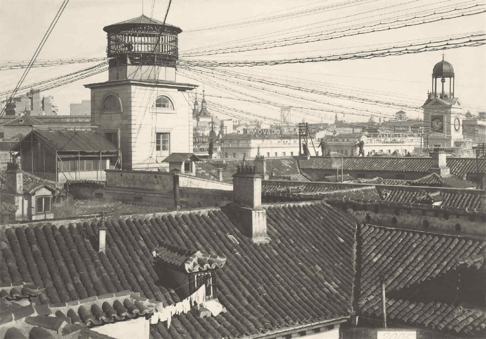 The Puerta del Sol pavilion with the old overhead cables that Telefónica replaced with the current underground cables when the automatic service was introduced.