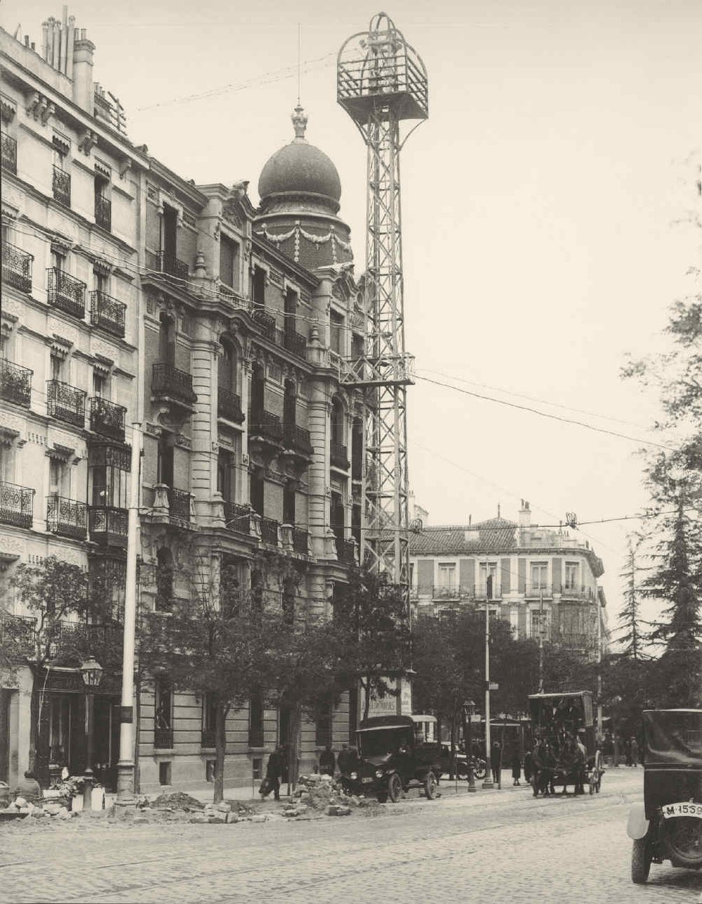 Tower located at the beginning of Almagro Street at the Glorieta de Santa Bárbara. It is made from this street.