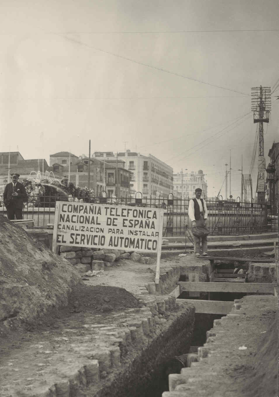 Canalización telefónica subterránea en Madrid. Glorieta de Ruíz Jiménez (Cuatro Caminos)