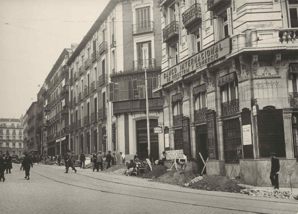 Madrid. Canalización en la calle de Nicolás María Rivero.