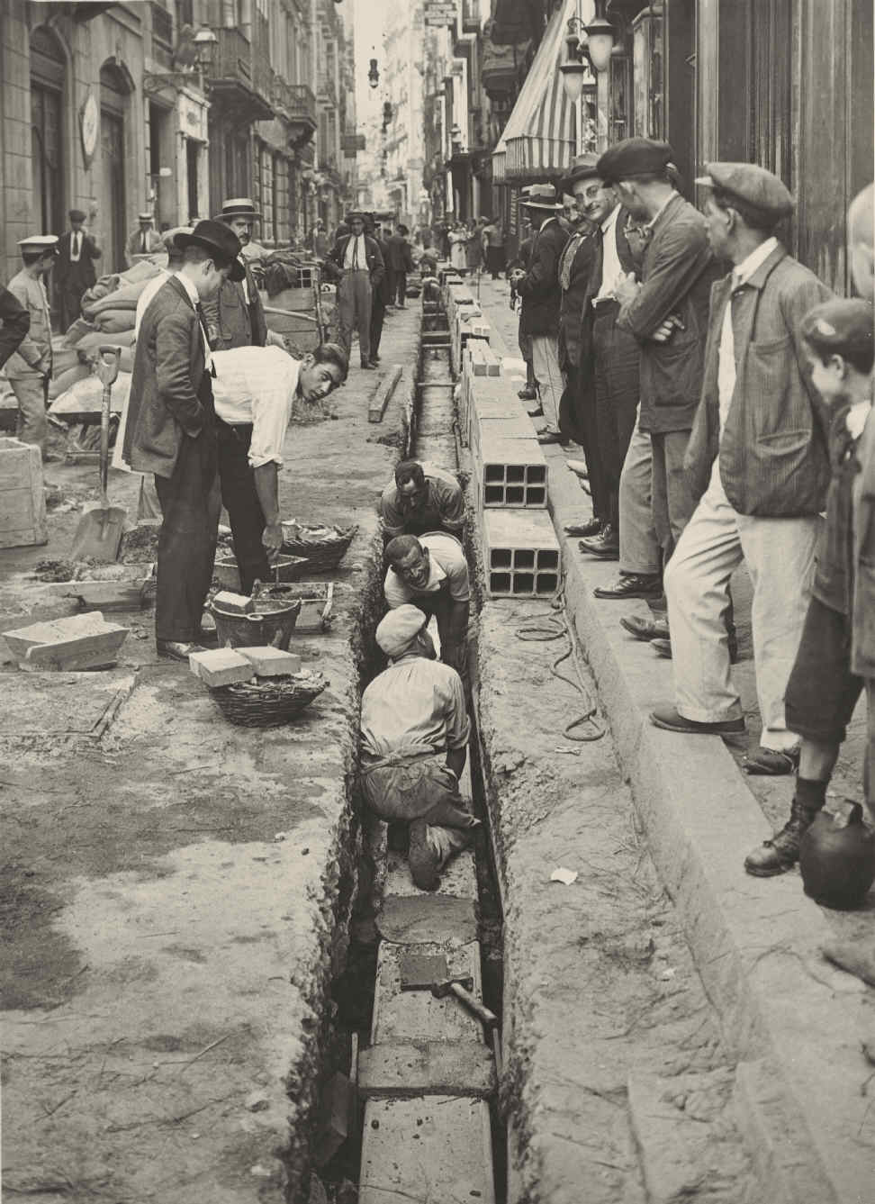 Barcelona. Canalización subterránea en la calle de Santa Ana.