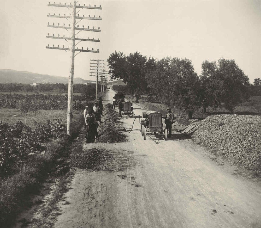 Cable interurbano Barcelona-Valls. Compresores trabajando en la apertura de barrenos en la carretera de Tarragona.
