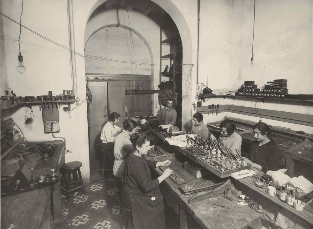 Barcelona. Talleres. Las mujeres han ido reemplazando a los hombres durante la guerra en muchos trabajos y en muchos cargos. Tienen cada una de ellas una minuciosidad y una paciencia de la que carecen los hombres. Sus manos consiguen hacer lo que quieren 