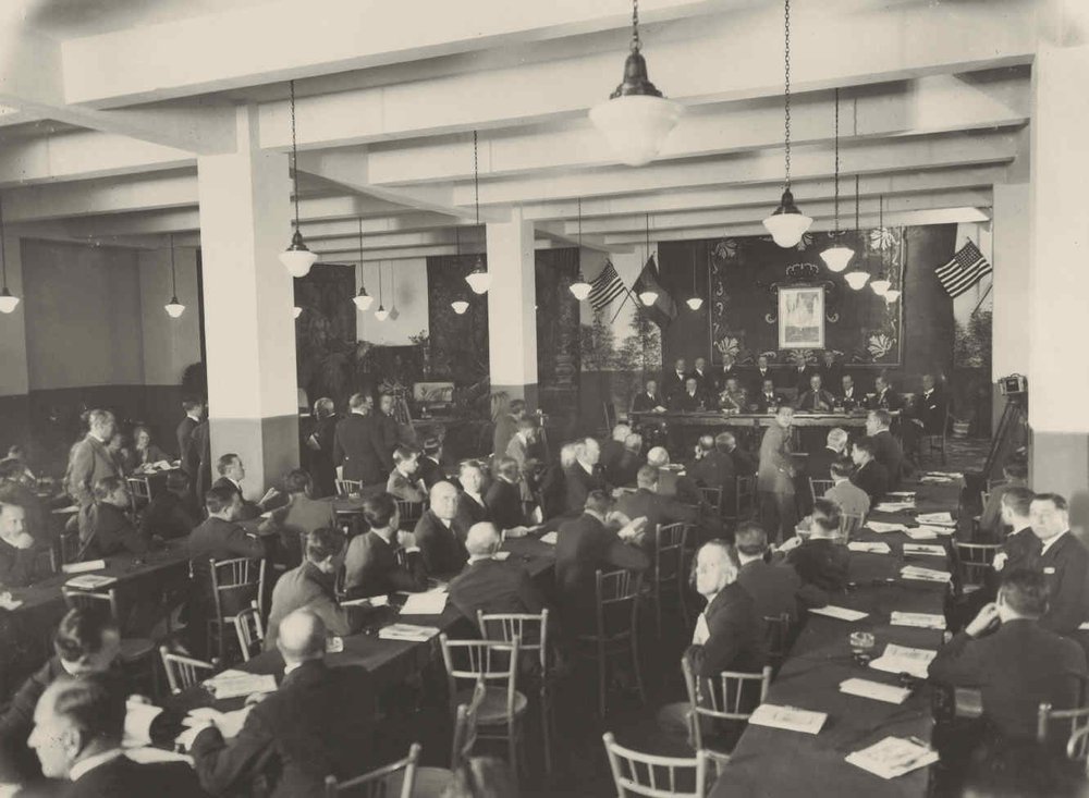 Aspecto del  salón donde se celebró la ceremonia inaugural del servicio telefónico entre España y los Estados Unidos.
Al fondo el estrado donde aparecen el Rey, las autoridades y altos funcionarios de la Compañía. 