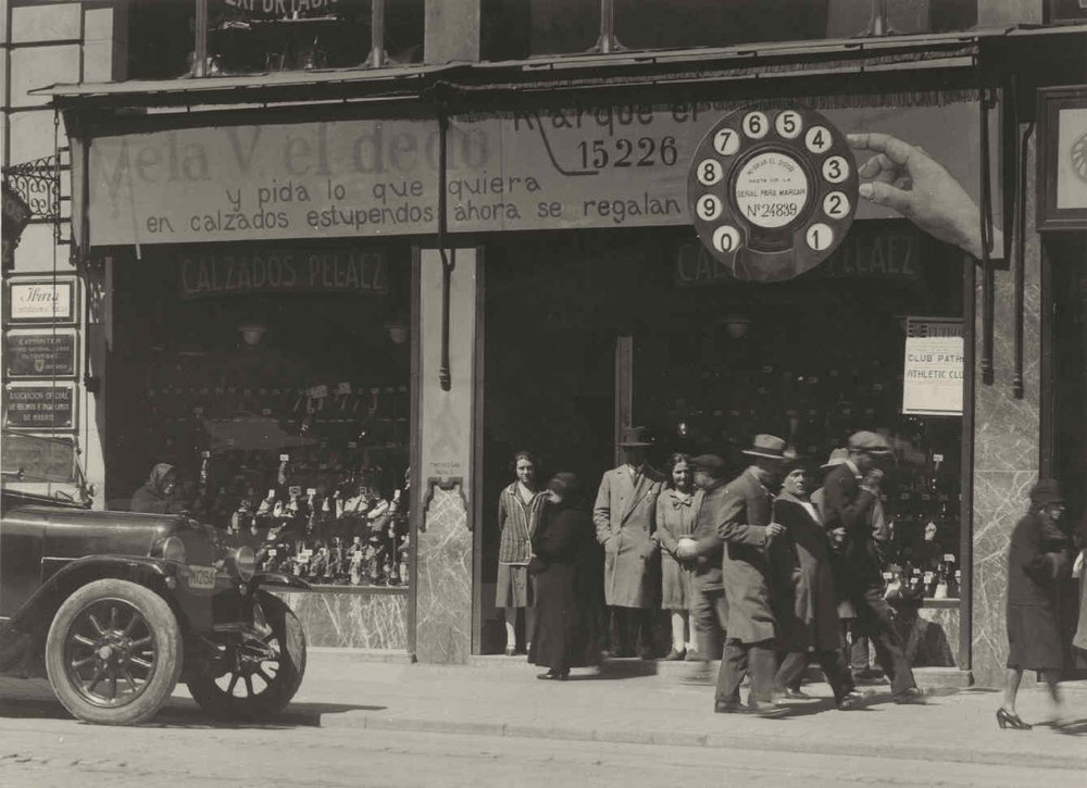 Madrid. Advertisement with spontaneous advertising of the automatic telephone in the Exposición, shoe shop in Calle Mayor, 4.