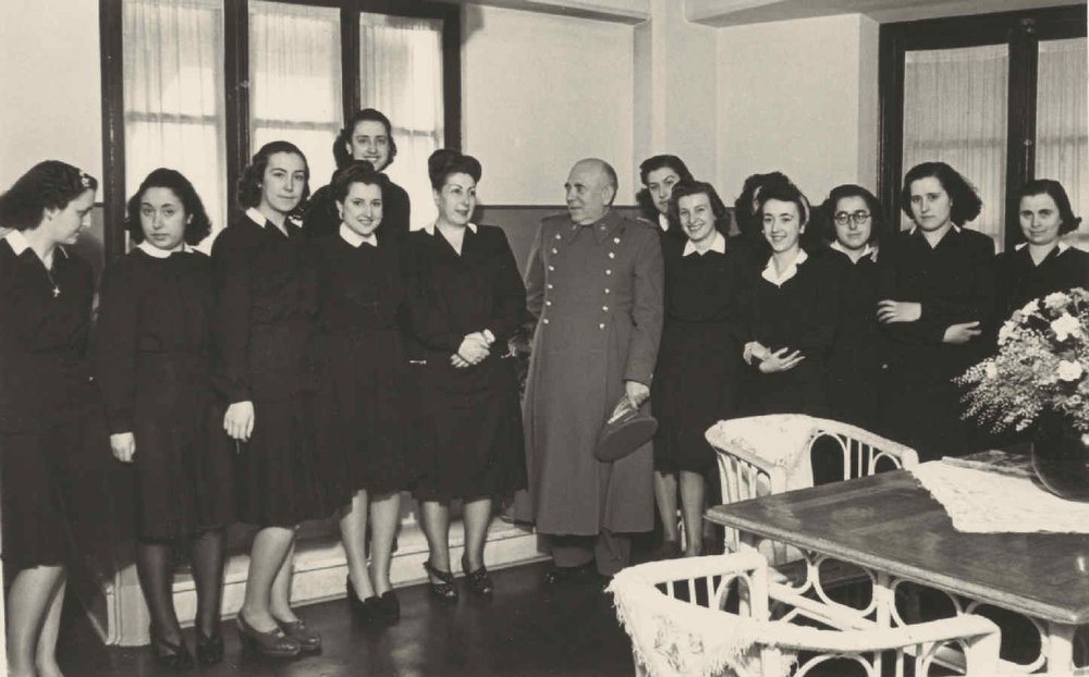 Valencia. Group of His Excellency the Captain General of the 3rd Military Region, the Chief and Misses. Telephone operators of the Valencia headquarters.