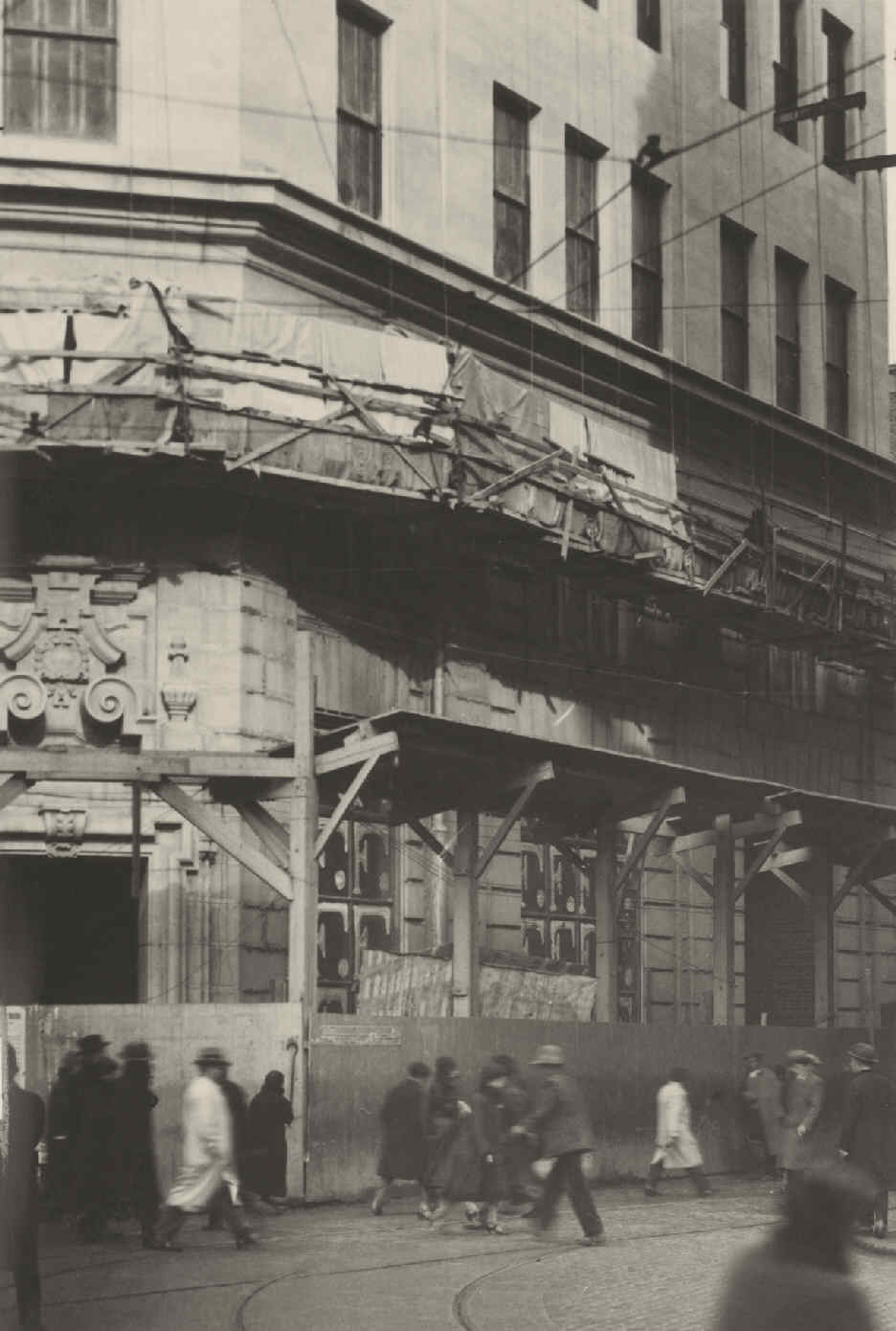 Scaffolding to lower the façade on Fuencarral Street