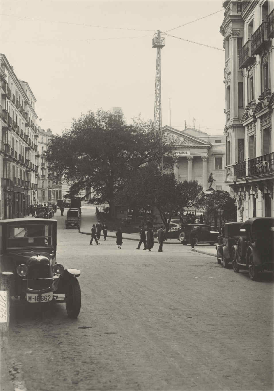 Columna metálica de la plaza de Las Cortes.