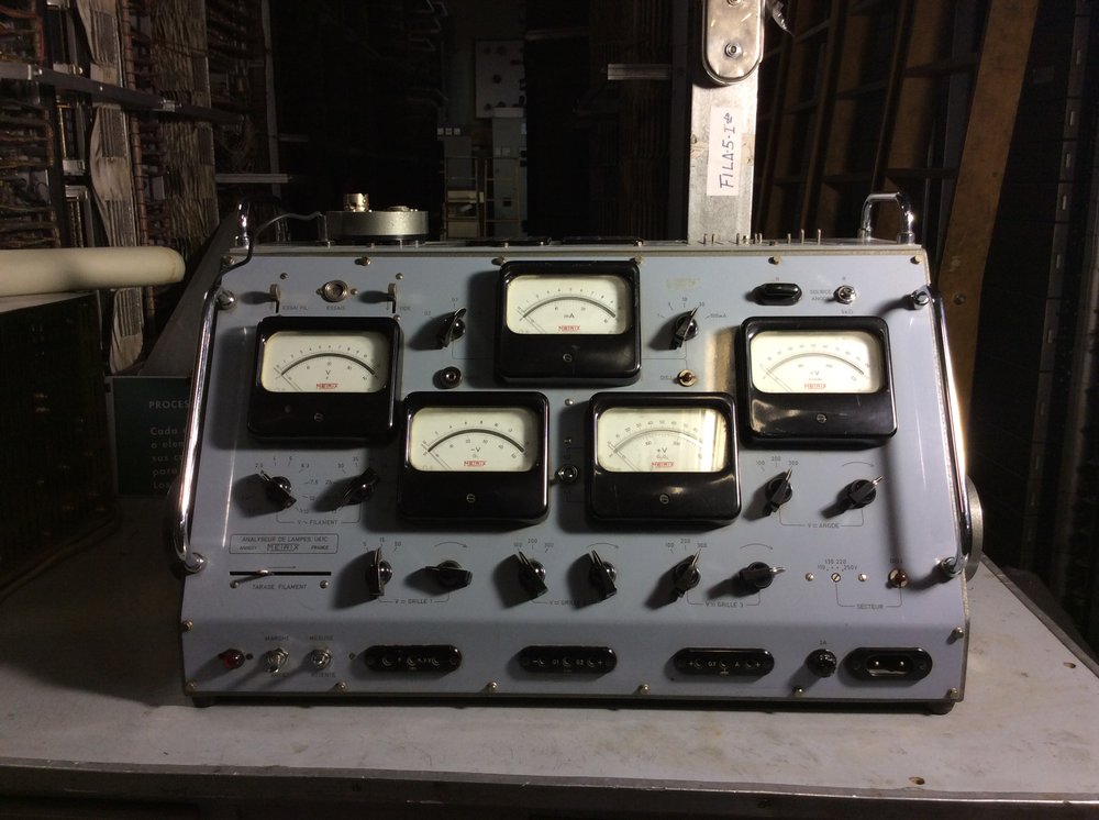 Lamp analyser which replaced the 1958 model U61B and was replaced by the U61D in 1965. It is a soundless table-top device, using alternating current 110; 130; 220; 250 Volt.