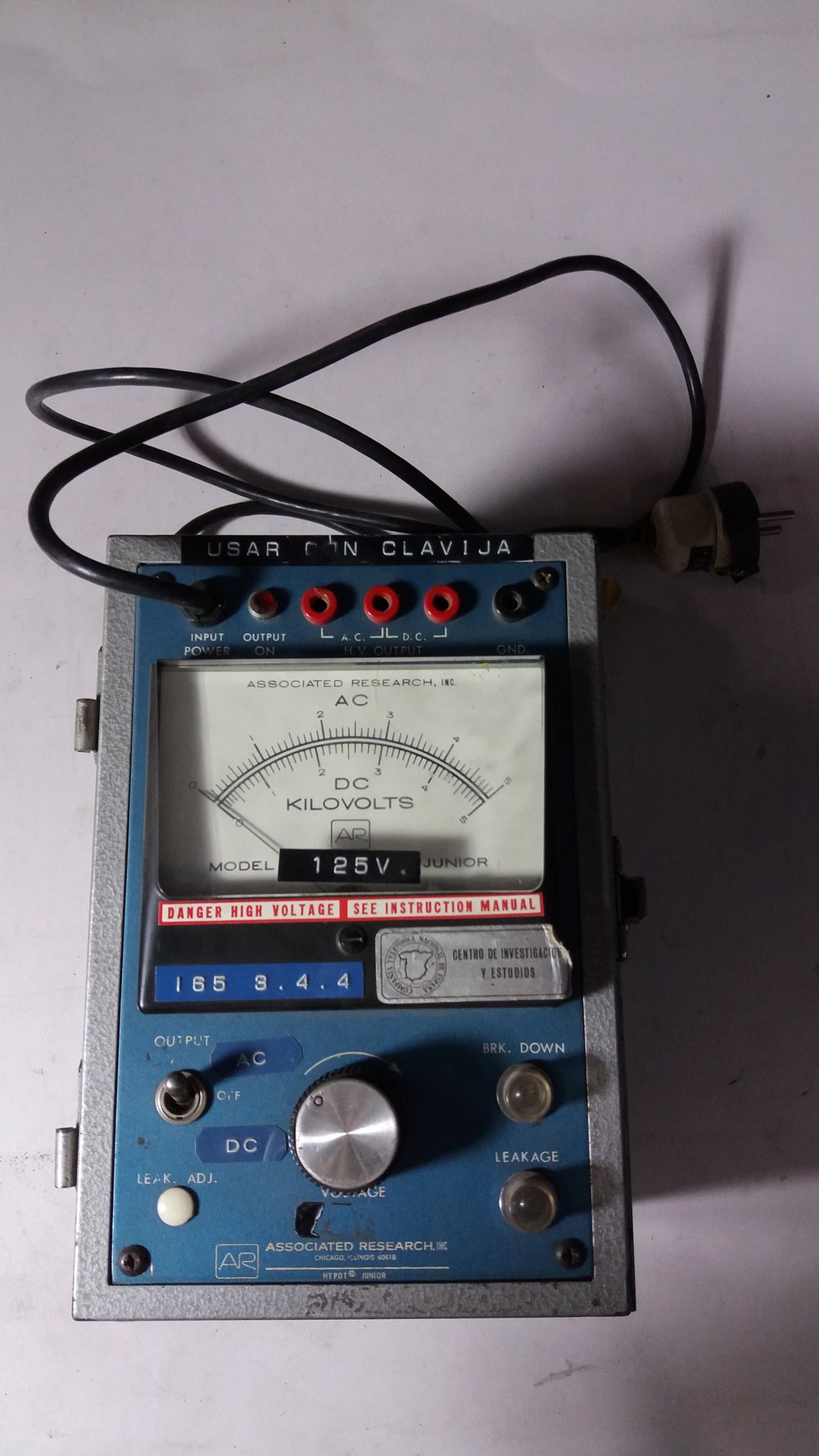 Nació como respuesta a la alta demanda de aparatos portátiles de medición para altos voltajes. Este modelo incorpora características que no era posible encontrar. Sirve para hacer mediciones de resistencia dieléctrica