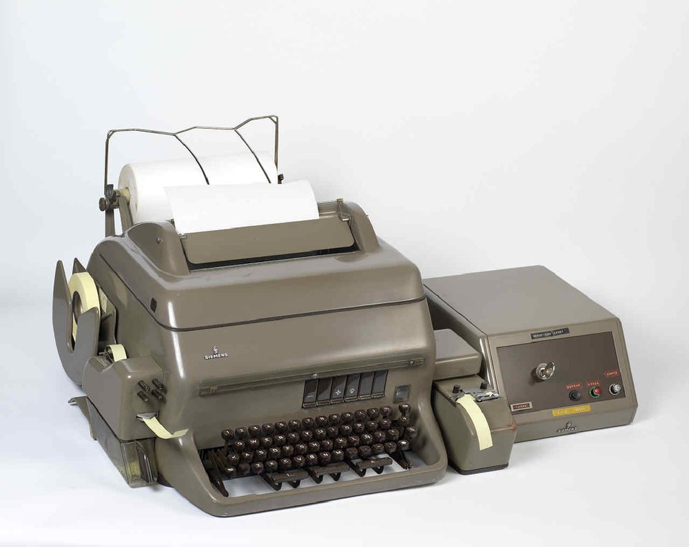 Teletypewriter or teleprinter acting as an arrhythmic transmitter-receiver and consisting of a keyboard, similar to a typewriter, and a printer