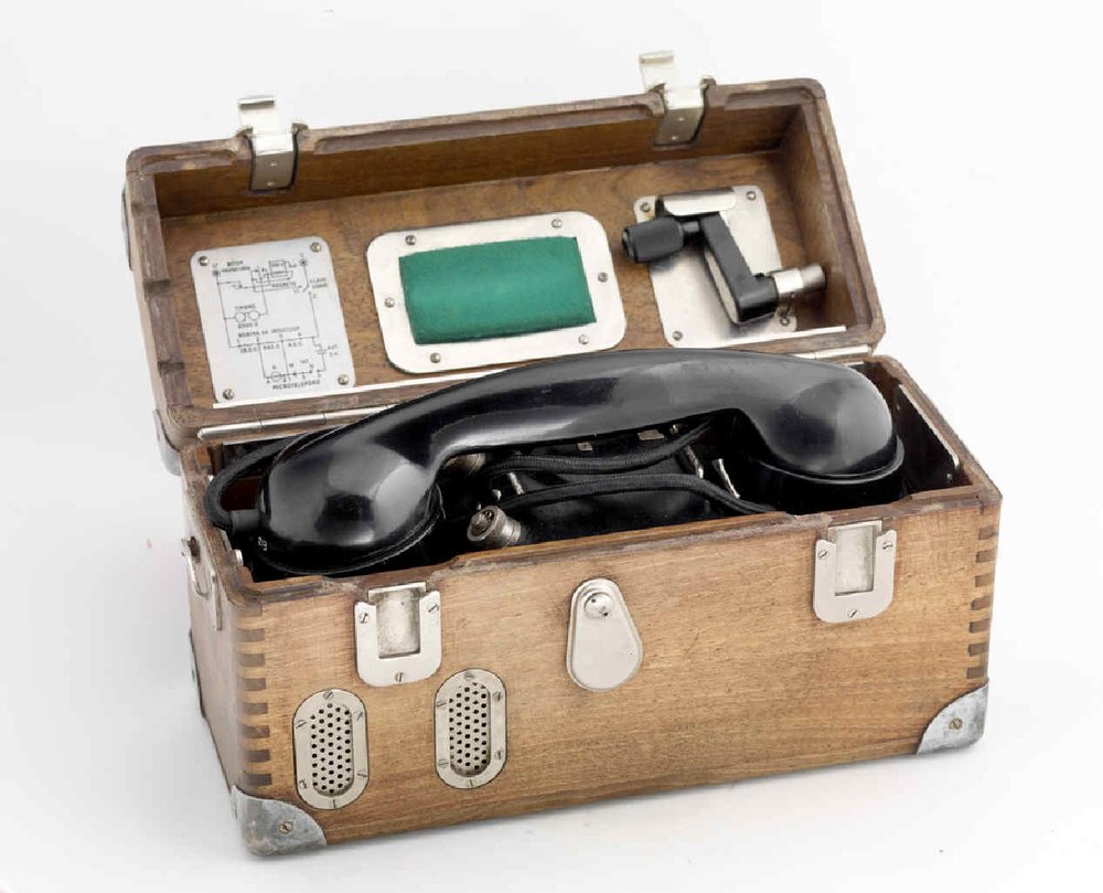 Portable telephone equipment with local battery and magneto call. Used by the company's guards, it was also used by RENFE personnel to communicate incidents. The box is made of wood, with the corners reinforced with ...