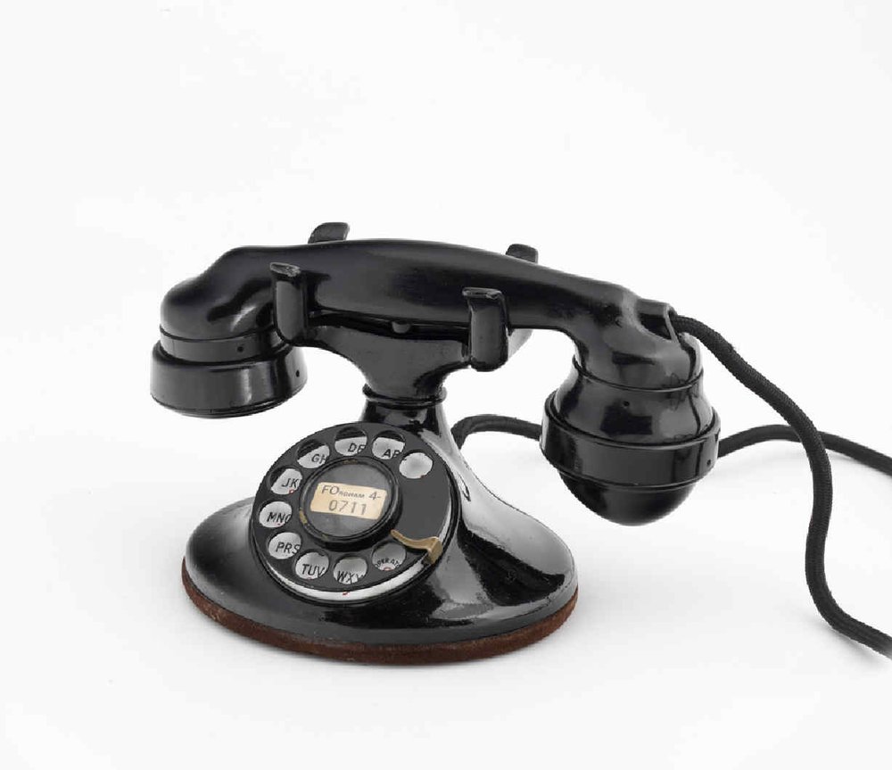 Automatic desktop telephone with central battery and disc.