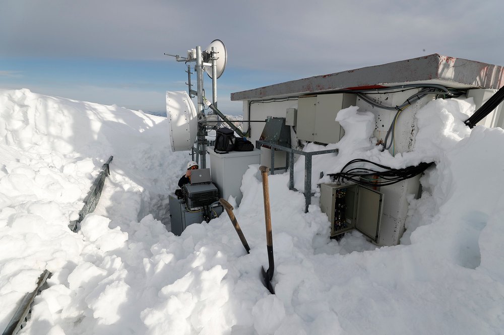 TELEFÓNICA ESPAÑA'S OPERATIONS AND NETWORK MANAGEMENT EMERGENCY TEAMS DESIGN CONTINGENCY PLANS WITH SPECIAL MEASURES TO GUARANTEE THE CORRECT OPERATION OF THE NETWORK DURING SNOW AND COLD STORMS.