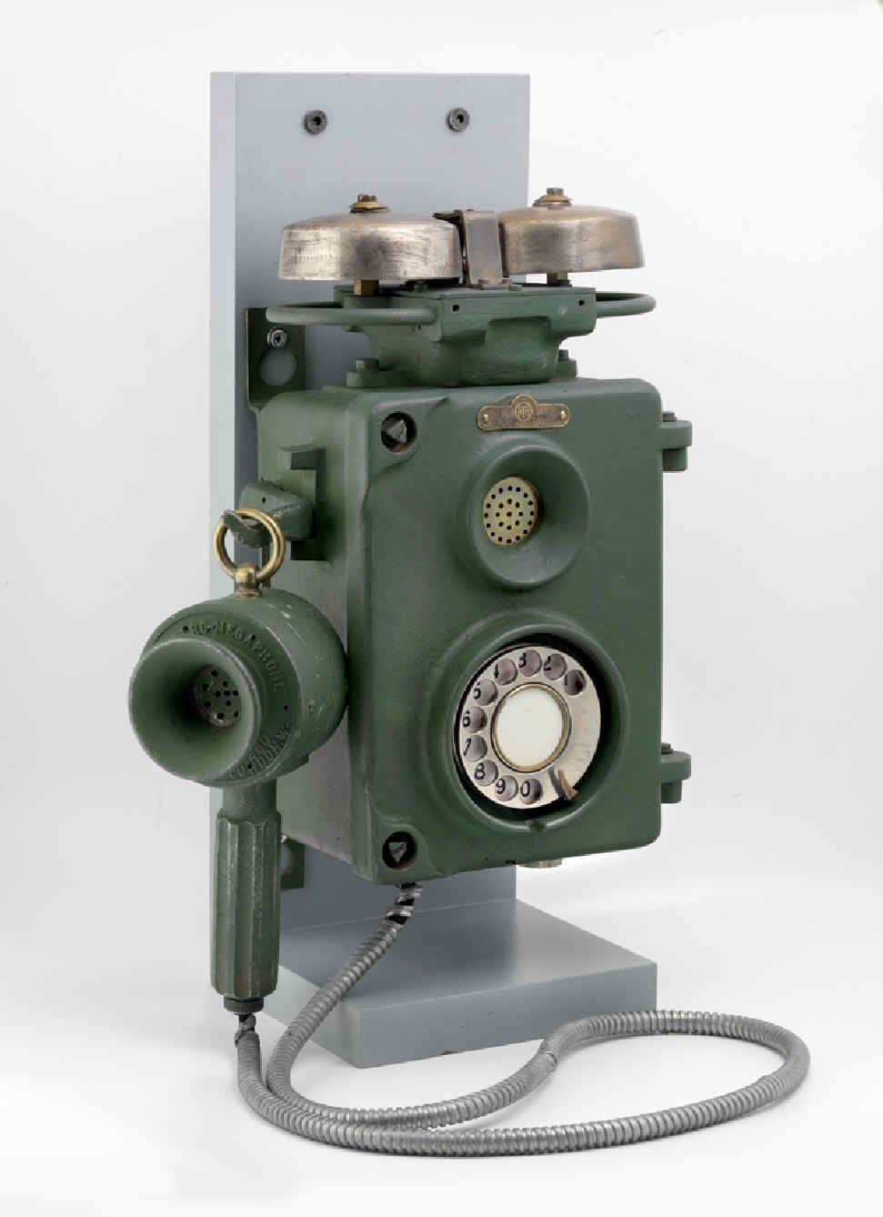 EXPLOSION-PROOF DEVICE WITH CENTRAL BATTERY AND EXTERIOR CHIME. THIS TYPE OF APPARATUS WAS SPECIALLY DESIGNED TO WITHSTAND THE HARSHEST ATMOSPHERIC CONDITIONS