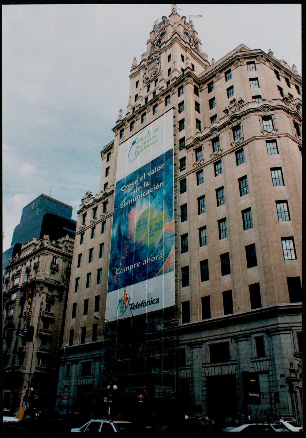 TELEFÓNICA'S CENTRAL BUILDING AT GRAN VÍA 28 WITH ADVERTISEMENTS FOR THE PUBLIC OFFERING OF SHARES.