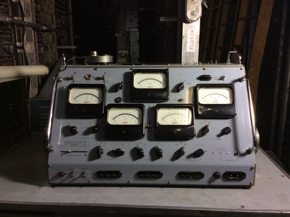 Analizador de lámparas que sustituyó al modelo U61B de 1958 y fue reemplazado por el U61D en 1965. Es un equipo de sobremesa sin emisión de sonido, que utiliza corriente alterna 110; 130; 220; 250 Volt