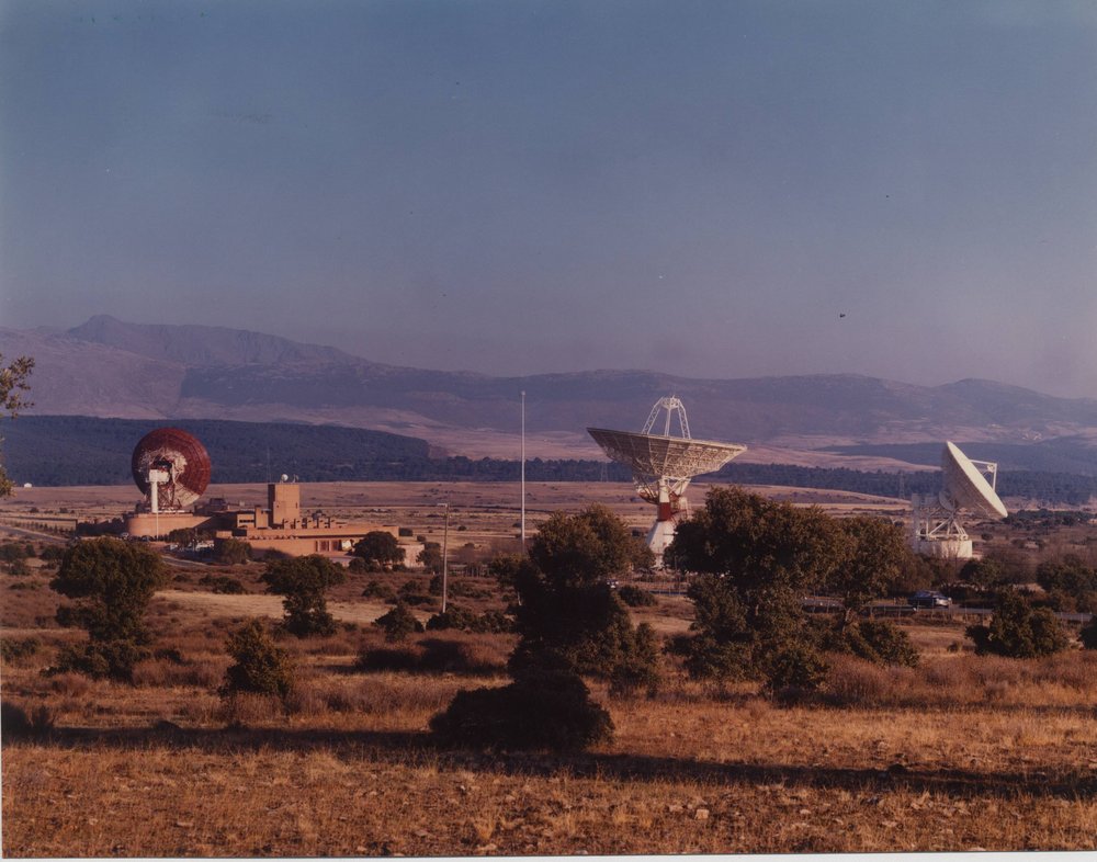 GRACIAS A LOS SATÉLITES DE BUITRAGO (MADRID) Y AGÜIMES (LAS PALMAS) TELEVISIÓN ESPAÑOLA PUEDE TRANSMITIR TRES PROGRAMAS DIARIOS A CANARIAS Y DISTINTOS PROGRAMAS DE NOTICIAS A LATINOAMÉRICA