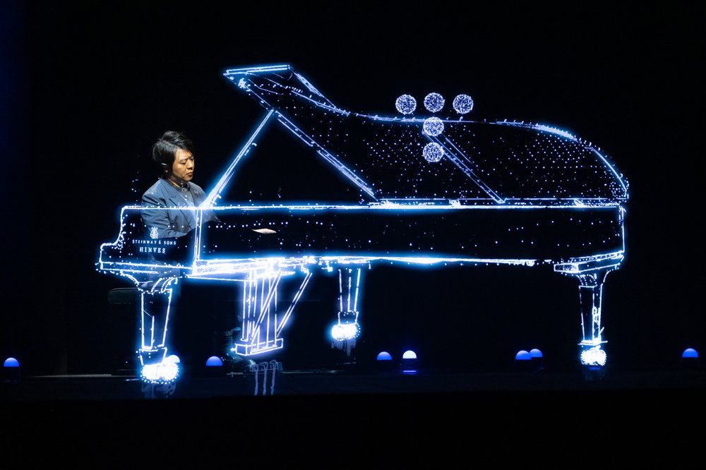 EL PIANISTA CHINO LANG LANG INTERPRETA PIEZAS CLÁSICAS CON DRONES Y HOLOGRAMAS CONECTADOS CON 5G, EN EL CONCIERTO DEL GRAN TEATRE DEL LICEU, ACTO DE APERTURA DEL CENTENARIO