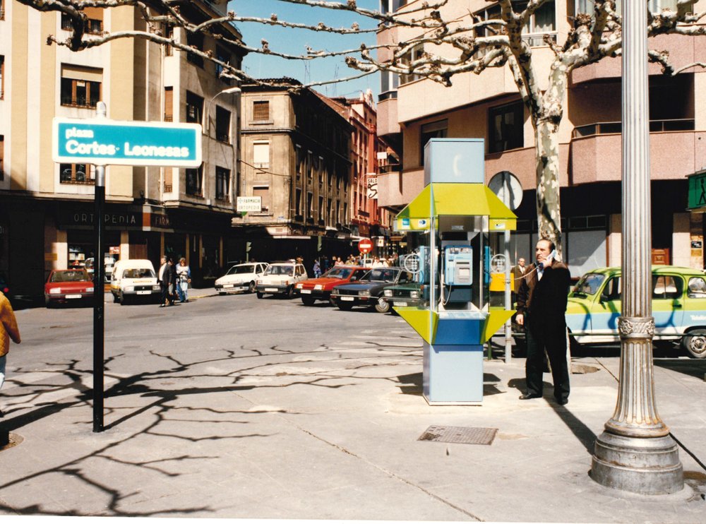 OF THE 45,000 PUBLIC BOOTHS DISTRIBUTED THROUGHOUT SPAIN, MORE THAN 32,000 ARE MODULE PHONES THAT ALLOW PAYMENT WITH CURRENCY OR WITH PREPAID CARD