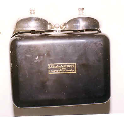 Metal bell box with external ringing, consisting of two bells. Generally used to accompany desktop or wall-mounted telephones without built-in ringing.