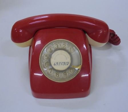 Two-colour Heraldo desktop disc telephone. Telefónica began marketing the Heraldo model in 1963 and developed different models throughout its history. It became a popular model that was produced in different colours. It replaced the famous black Bakelite telephone installed until then by the company. This two-colour model belongs to a second production series between 1966 and 1968.