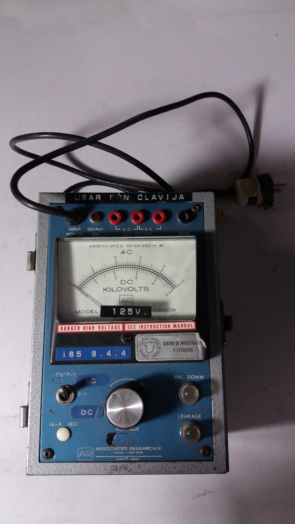 It was born in response to the high demand for portable measuring devices for high voltages. This model incorporates features that were previously unavailable. It is used for dielectric resistance measurements.