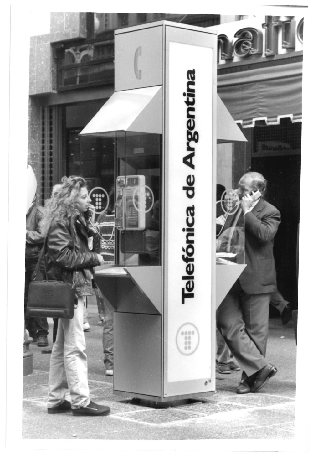 IN ARGENTINA, PUBLIC TELEPHONES HAVE HIGH DEMANDING RATES THIS YEAR IN WHICH TELEFÓNICA LAUNCHES MOBILE TELEPHONY SERVICES AND REACHES 227,000 CUSTOMERS AT THE END OF THE YEAR