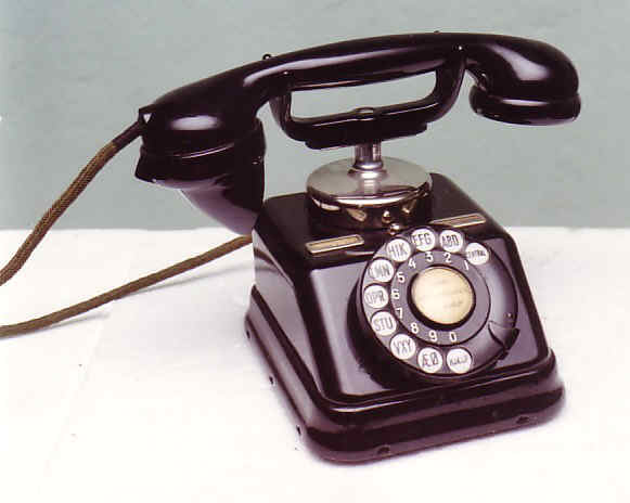 Automatic telephone set, central battery operated. Telephone made of iron, in German Siemens design.