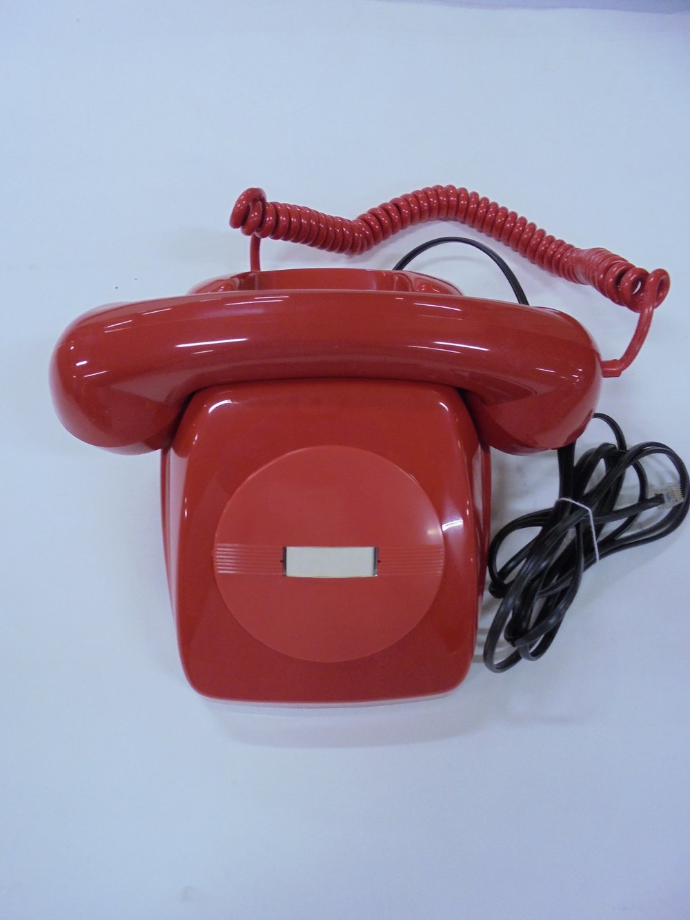 Heraldo direct line telephone. The ringing is internal, consisting of two rings, one inserted inside the other. Telefónica began marketing the Heraldo model in 1963 and developed different models throughout its history. It became a popular model that was produced in different colours. It replaced the famous black Bakelite telephone installed until then by the company.