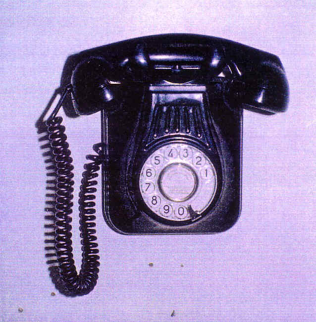 Automatic telephone set, with central battery and interior buzzer. Model made of black Bakelite. This is the standard model that Telefónica installed for its subscribers when they contracted the line.