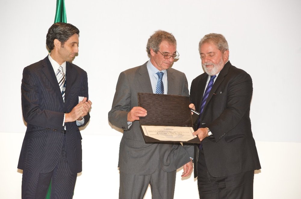 LULA DA SILVA, FORMER PRESIDENT OF BRAZIL RECEIVES THE TISA GOLD MEDAL IN RECOGNITION OF HIS COMMITMENT TO NEW TECHNOLOGIES IN HIS COUNTRY.