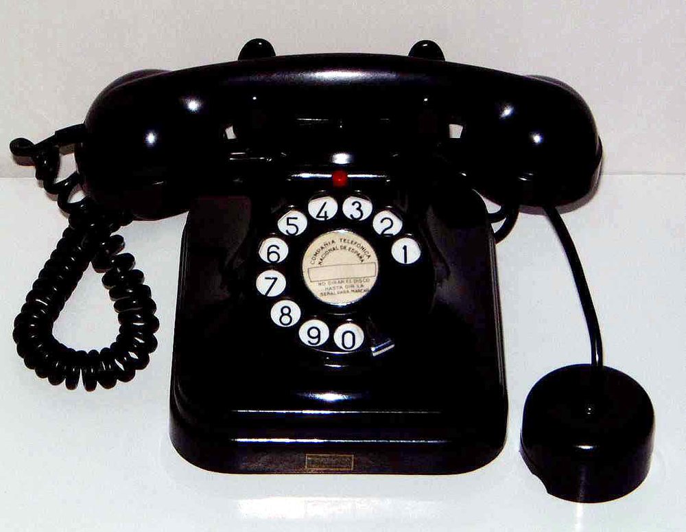 Automatic telephone set with central battery and ringing disc with internal buzzer. Automatic model made of black bakelite.