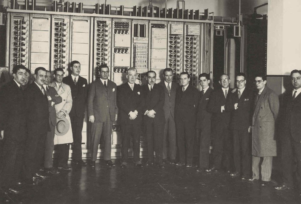 Periodistas invitados y empleados el día de la inauguración de la central automática. 