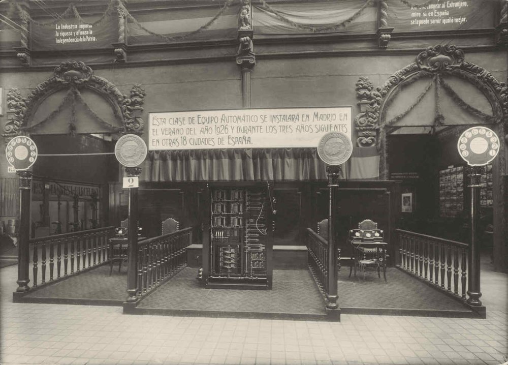 Equipment for the automatic service to be installed in Madrid in the summer of 1926 and which that same year was exhibited at the industrial exhibition held at the Palacio Minería del Buen Retiro in Madrid, under the slogan "La industria impulsa la riquería".