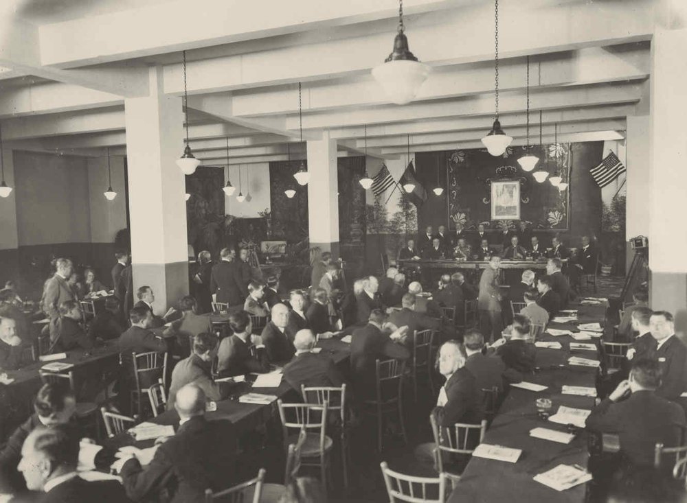 Aspect of the hall where the inaugural ceremony of the telephone service between Spain and the United States was held. In the background, the podium with the King, the authorities and senior officials of the Company.