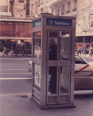 CABINA TELEFÓNICA EN LA GRAN VÍA MADRILEÑA DURANTE LOS AÑOS 80