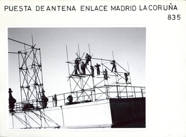 BANDA ANCHA : RADIOENLACES : PUESTA DE ANTENA ENLACE MADRID - LA CORUÑA